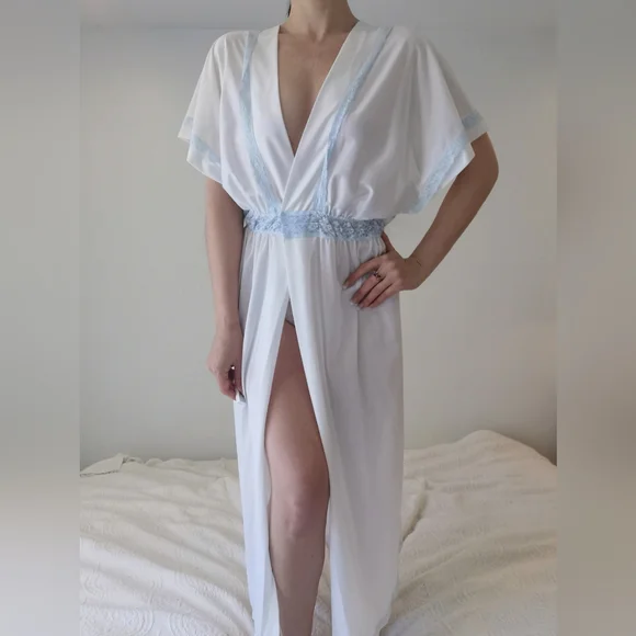*sold*Medium vintage satin and lace robe, vintage bridal lingerie - Picture 3 of 5